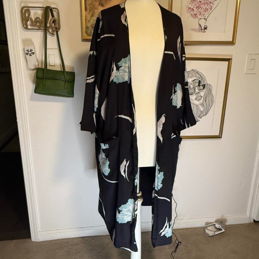 1.State black, blue and white floral kimono (size L) 121